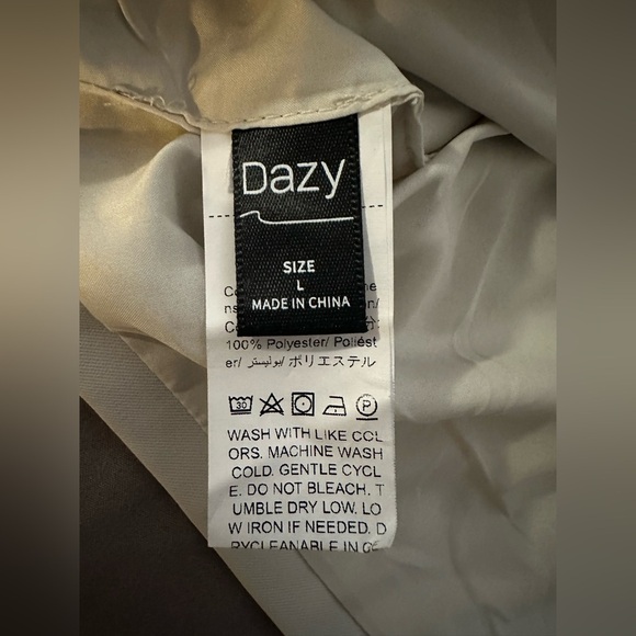 Cream Tailored Vest with V-Neckline and Cropped‎ Length - Picture 8 of 8